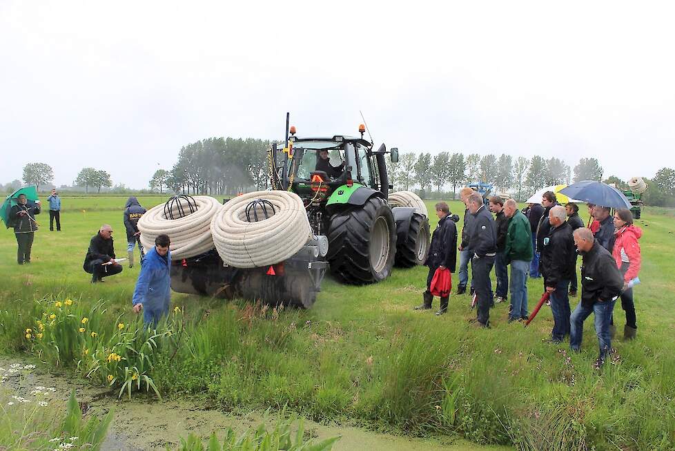 Demonstratie van de aanleg van onderwaterdrainage in veenweiden. 